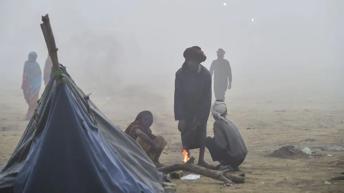 ठंड से बचने के लिए अलावा के आगे बैठे लोग- India TV Hindi