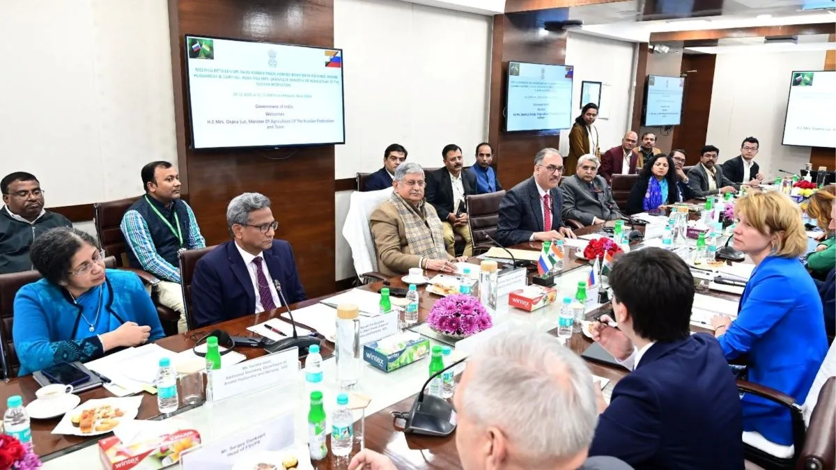 गुरुवार को भारत और रूस के प्रतिनिधियों के बीच हो रही बातचीत का एक दृश्य।- India TV Paisa