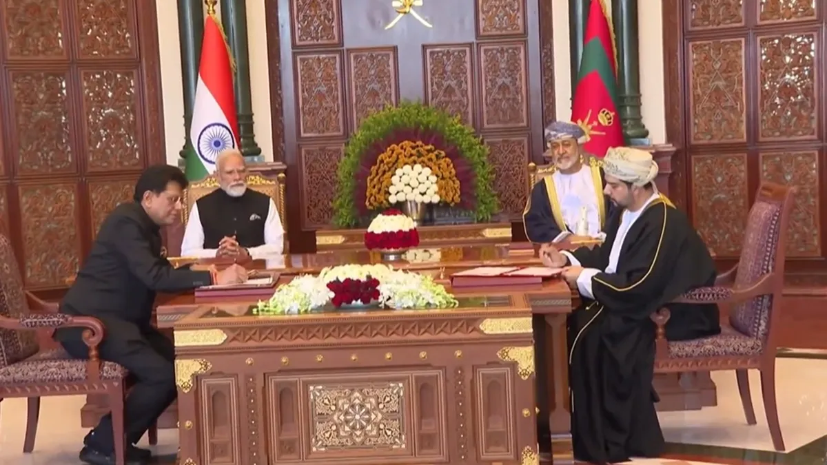 मस्कट में गुरुवार को भारत और ओमान के बीच मुक्त व्यापार समझौते पर हस्ताक्षर करते दोनों देशों के प्रति- India TV Paisa