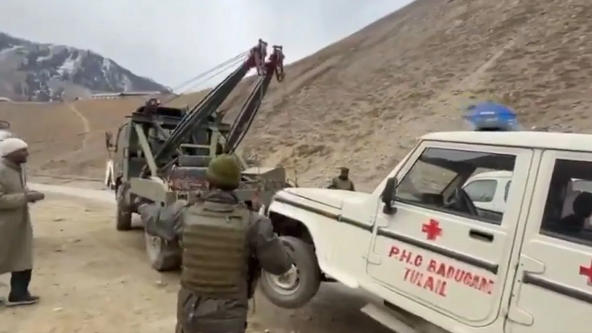 Indian Army rescues ambulance- India TV Hindi