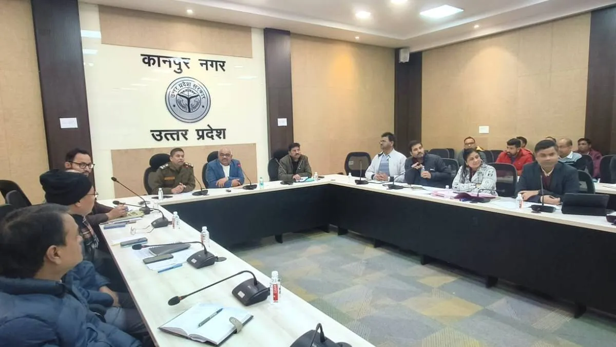 कानपुर डीएम ने अधिकारियों के साथ की बैठक - इंडिया टीवी हिंदी