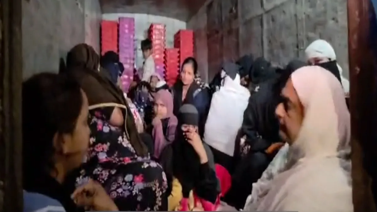 सैकड़ों महिलाओं की भीड़- India TV Hindi