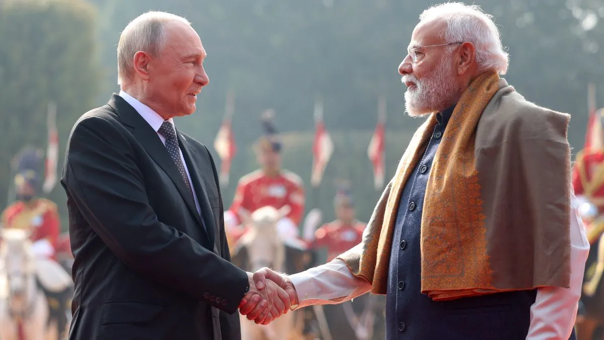 रूस के राष्ट्रपति व्लादिमिर पुतिन और प्रधानमंत्री नरेंद्र मोदी नई दिल्ली में हाथ मिलाते हुए। - India TV Hindi