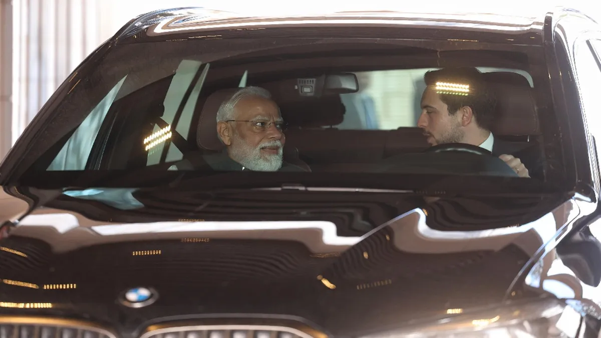 Jordan Crown Prince Al Hussein Bin Abdullah II Drives PM Modi To Museum As a Special Gesture- India TV Hindi