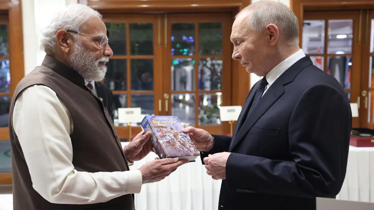 PM Modi Presents Copy Of Gita To Vladimir Putin- India TV Hindi
