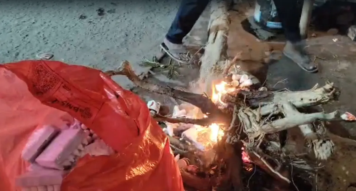 आई ड्रॉप जलाकर तापा गया- India TV Hindi