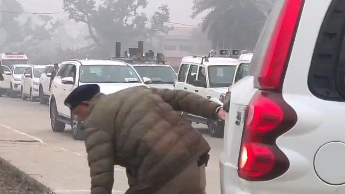 गाड़ी ने डीएसपी को टक्कर मार दी. - इंडिया टीवी हिंदी