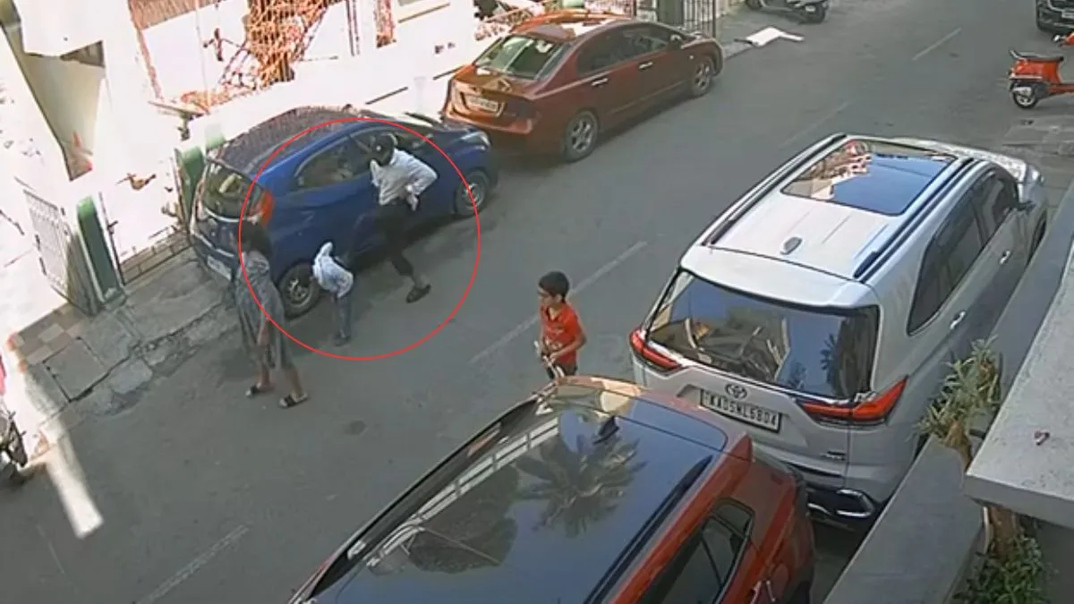 खेल रहे बच्चे को शख्स ने मारी लात। - India TV Hindi