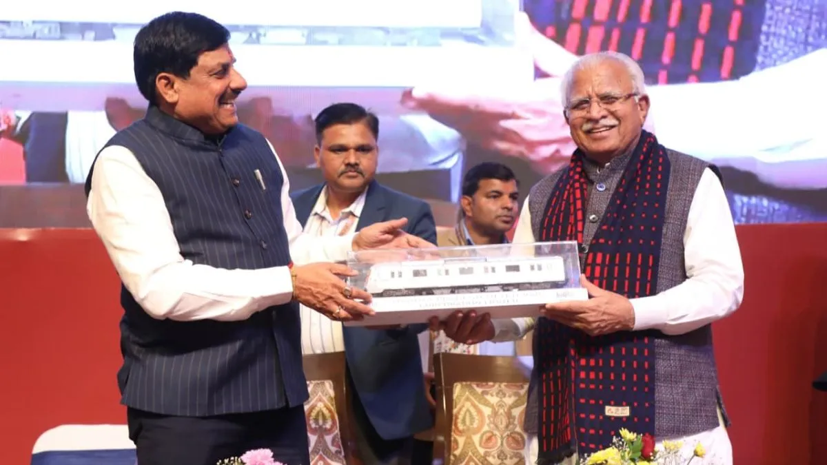 भोपाल मेट्रो को हरी झंडी दिखाकर किया रवाना। - India TV Hindi