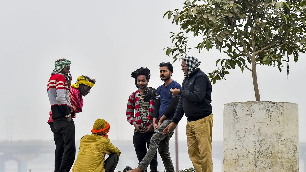 प्रयागराज में कोहरे के बीच अलाव के आगे खड़े लोग- India TV Hindi