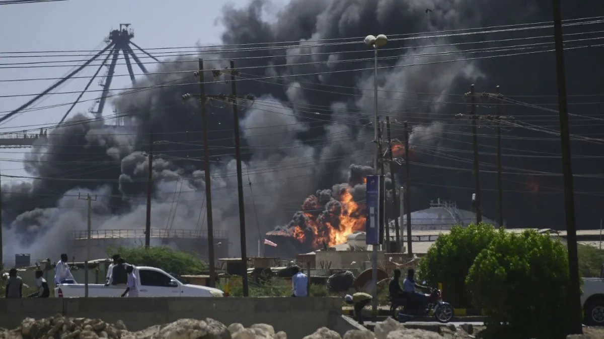 सूडाने के तेल क्षेत्र पर हमले के बाद उठता काला धुआं (फाइल फोटो)- India TV Hindi
