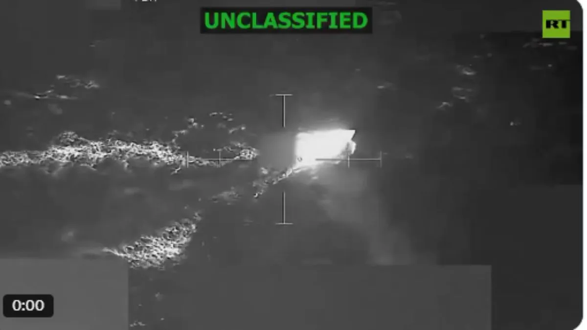 पूर्वी प्रशांत महासागर में अमेरिकी हमले में उड़ी बोट।- India TV Hindi