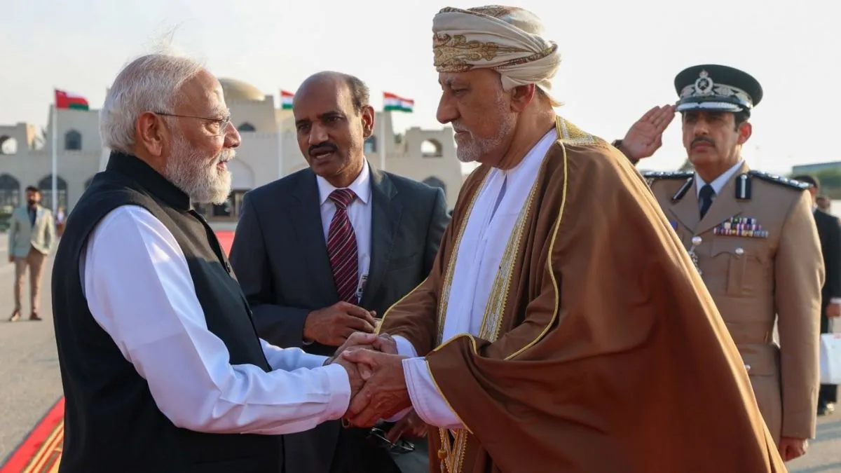 पीएम मोदी को विदा करते ओमान के डिप्टी पीएम सैयद शिहाब।- India TV Hindi
