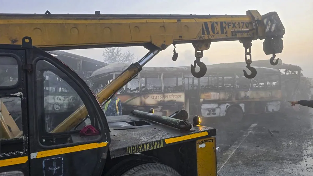 बसों-कारों के टकराने से बड़ा हादसा- India TV Hindi