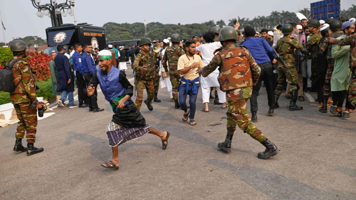 बांग्लादेश में हिंसा करते लोग। - India TV Hindi