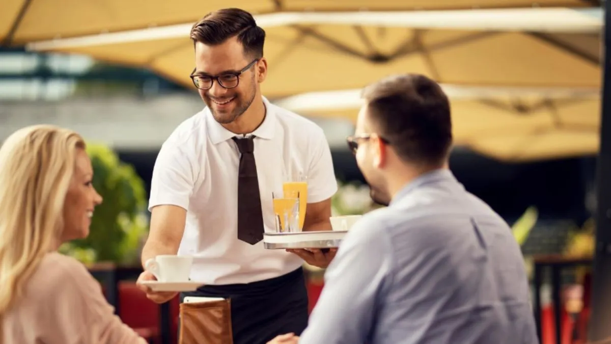 सर्व करता वेटर। - India TV Hindi