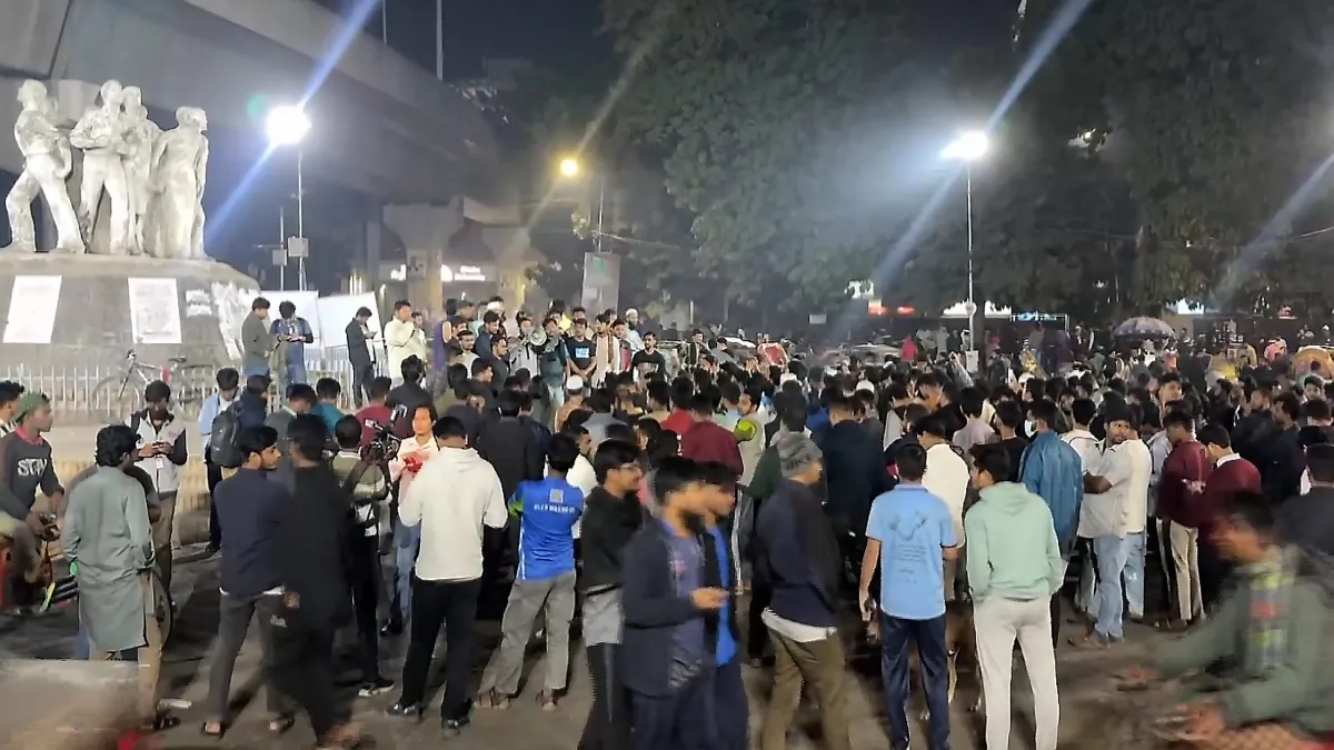 ढाका की सड़कों पर उग्र प्रदर्शनकारी- India TV Hindi