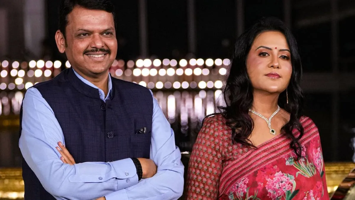 पति देवेंद्र फडणवीस के साथ अमृता  - India TV Hindi