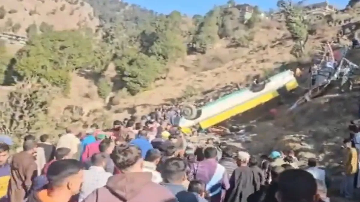 सिरमौर में खाई में...- India TV Hindi