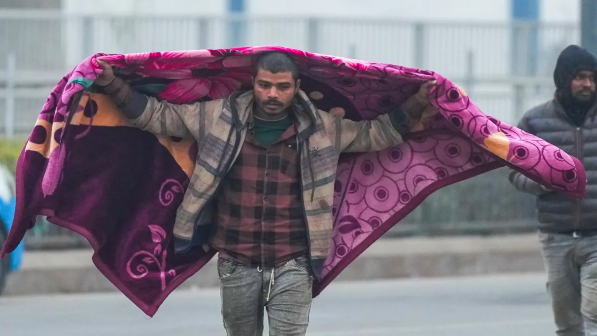 ठंड से बचने की कोशिश करता युवक - इंडिया टीवी हिंदी