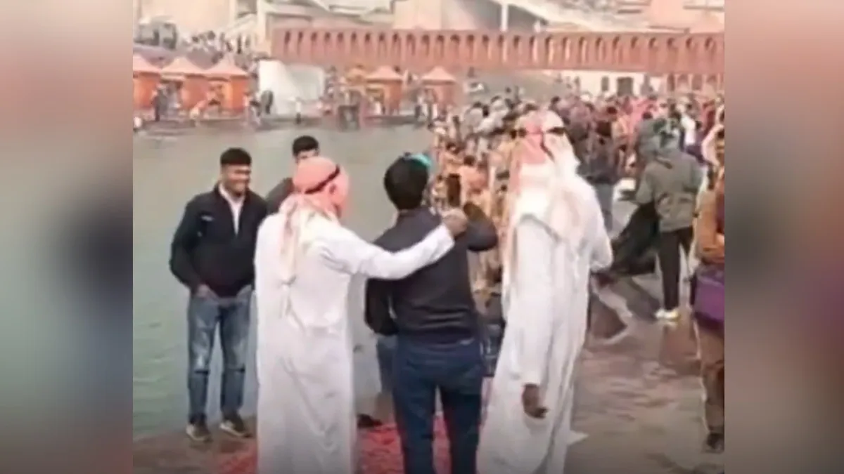 शेख के लिबास में दो युवक- India TV Hindi