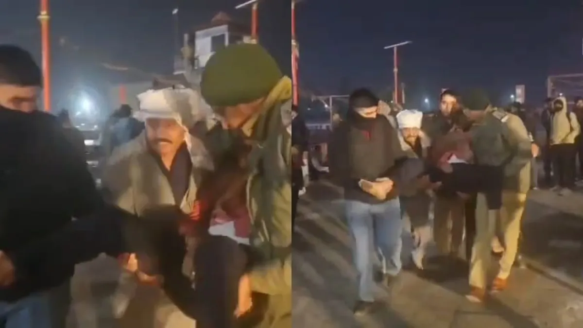 तीर्थयात्री को अस्पताल ले जाते पुलिसकर्मी- इंडिया टीवी हिंदी