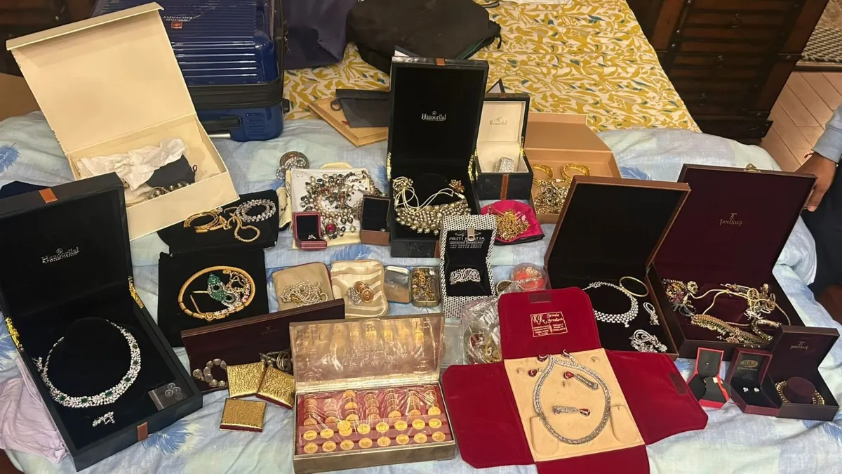 ईडी की कार्रवाई में बरामद हुए आभूषण - इंडिया टीवी हिंदी