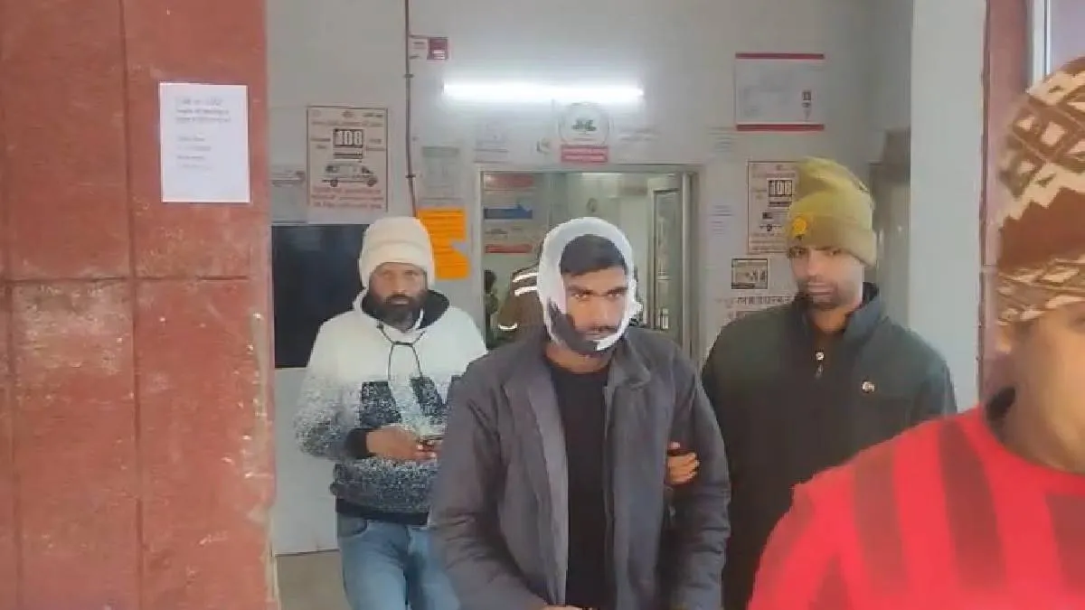 कैदी का इलाज कराकर जेल ले जाती पुलिस - इंडिया टीवी हिंदी