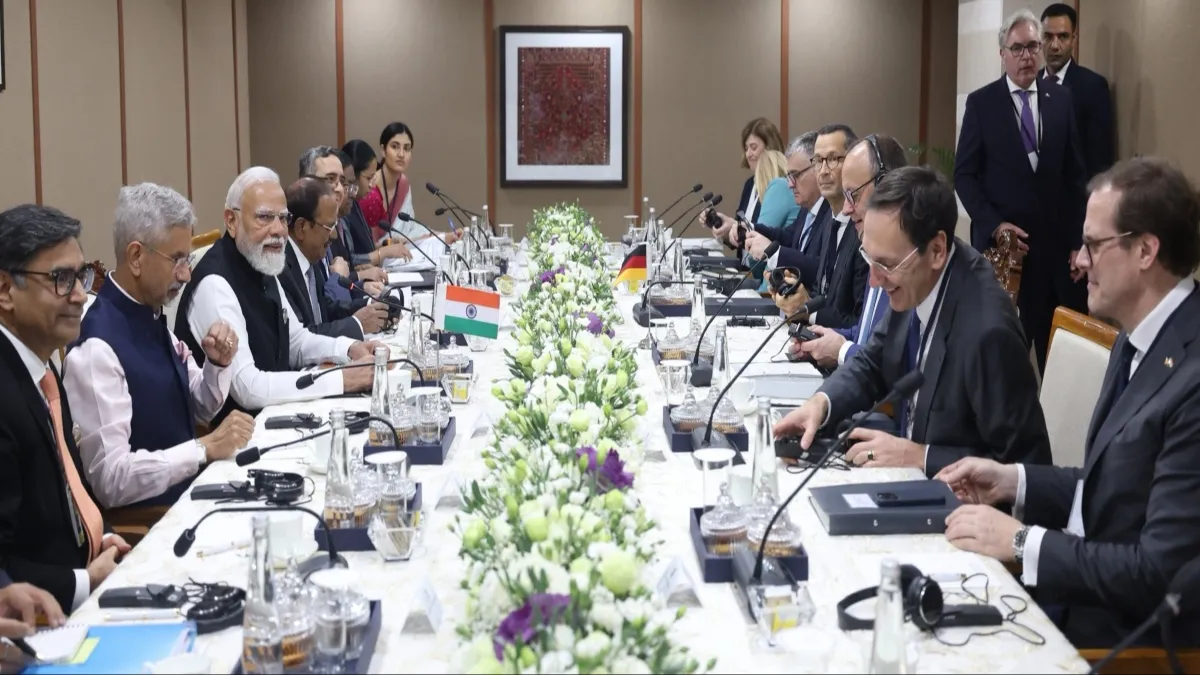 भारत और जर्मन के शीर्ष नेता और अधिकारी मीटिंग करते हुए- India TV Hindi