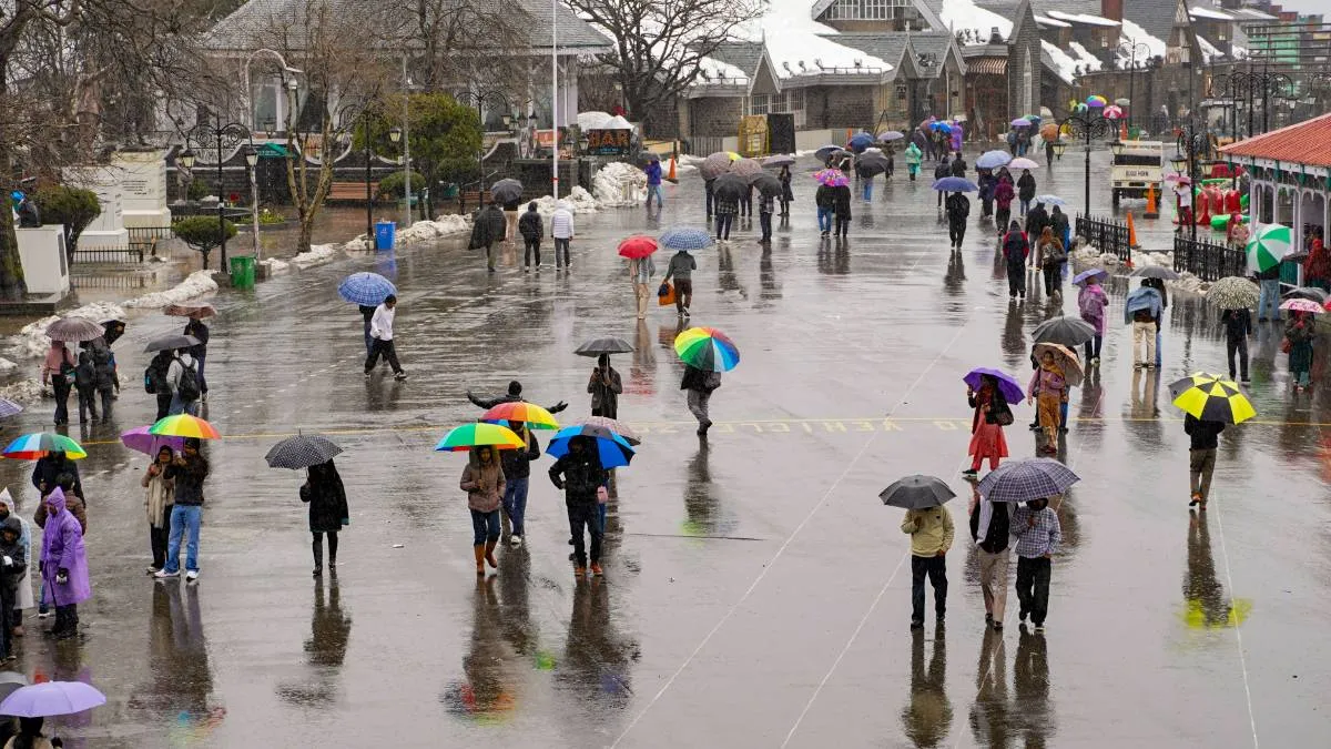 शिमला के रिज पर बारिश के बीच लोग- India TV Hindi