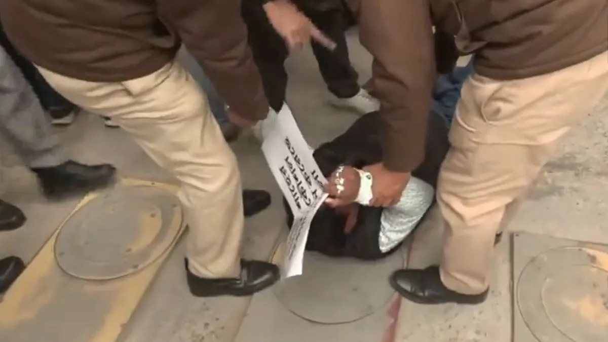 टीएमसी सांसदों ने...- India TV Hindi