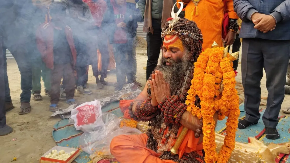 रुद्राक्ष के शिवलिंग का निर्माण करेंगे मौनी बाबा। - India TV Hindi