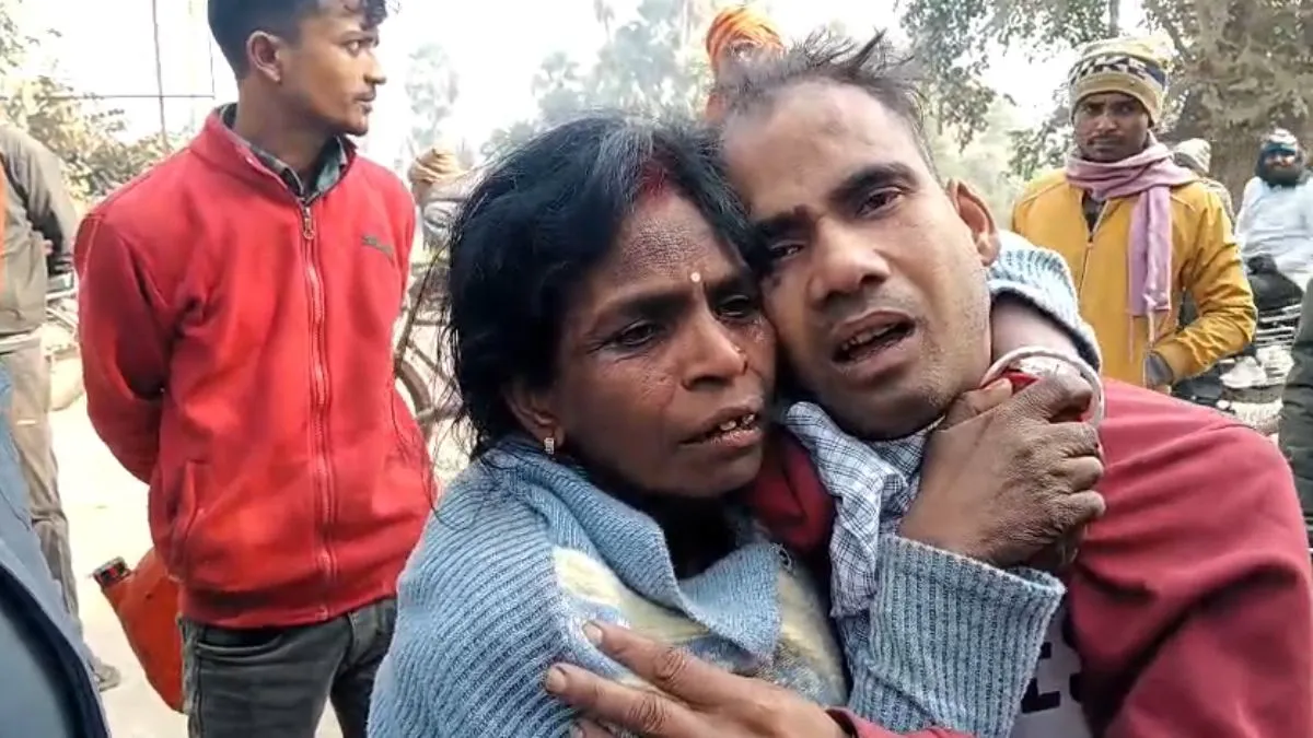 परिजनों ने प्रेमी जोड़े को पीटा। - India TV Hindi