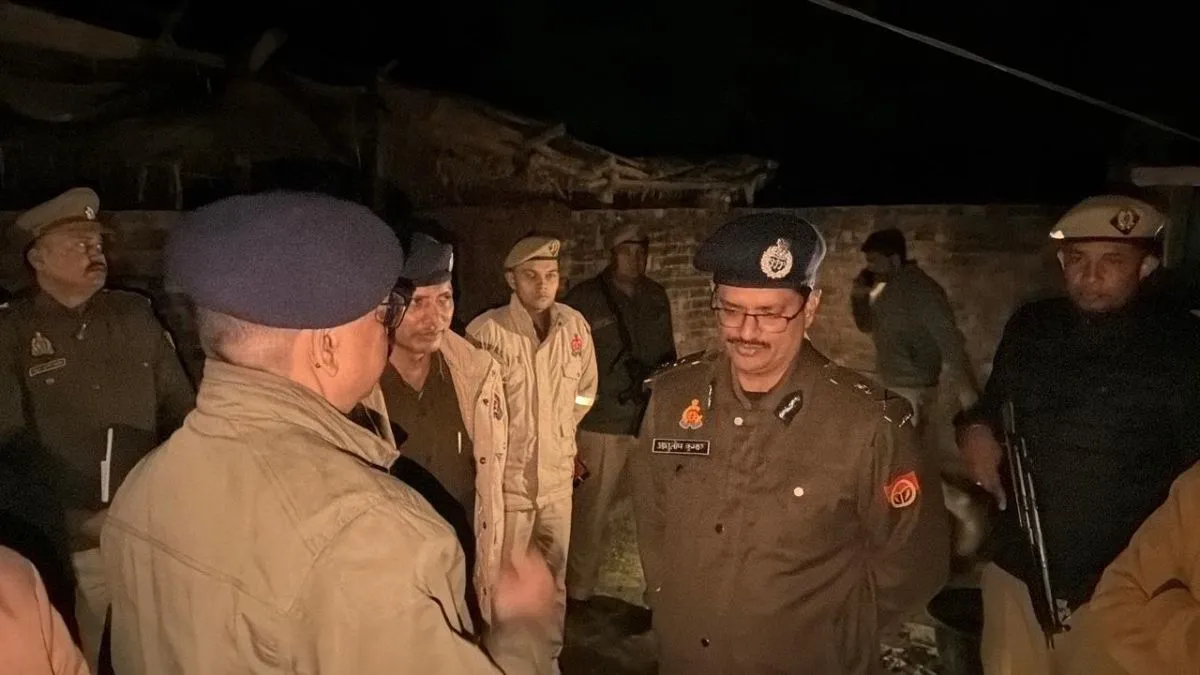 शराबी पति ने पत्नी और बेटे का गला काटा, फिर डेड बॉडी के पास बैठकर लगा रोने; भीड़ जुटी तो हुआ फरार शराबी पति ने पत्नी और बेटे का गला काटा, फिर डेड बॉडी के पास बैठकर लगा रोने; भीड़ जुटी तो हुआ फरार