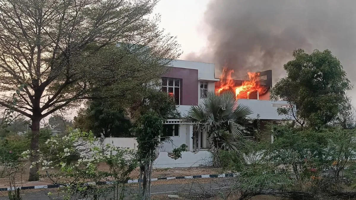 बीजेपी विधायक के मॉडल हाउस में लगी आग।- India TV Hindi