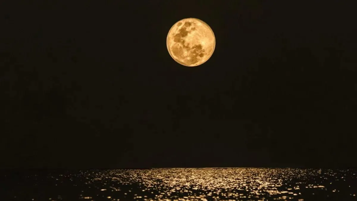 कल से बदल रही चंद्रमा की चाल, ये राशियां होंगी मालामाल