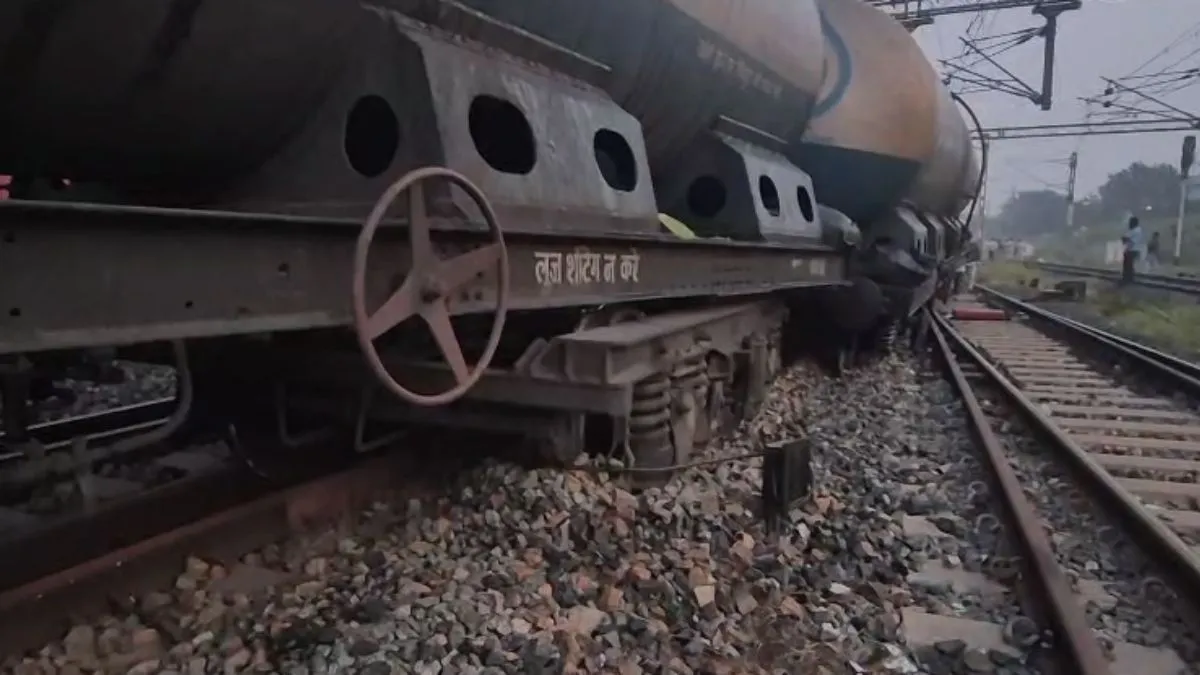 मालगाड़ी पटरी से उतरी- India TV Hindi