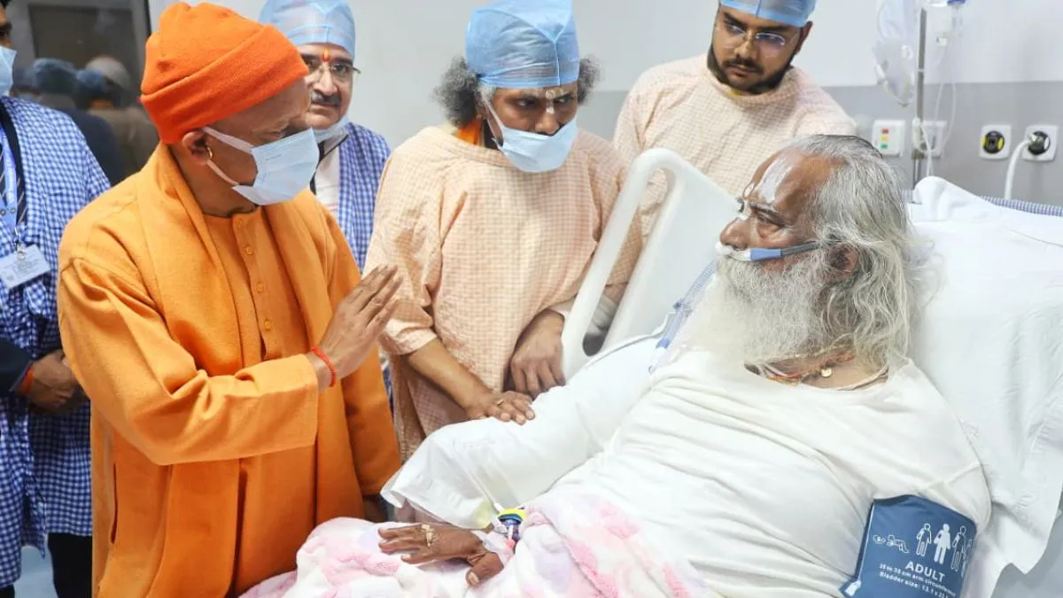 मेदांता अस्पताल में महंत नृत्य गोपाल दास से मिलते सीएम योगी। - India TV Hindi