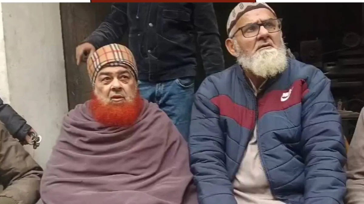 अपने चाहने वालों के साथ बुजुर्ग शरीफ - इंडिया टीवी हिंदी