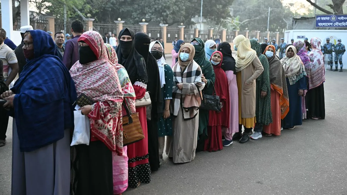 बांग्लादेश चुनाव में वोट देने के लिए कतार में लगीं महिलाएं।- India TV Hindi