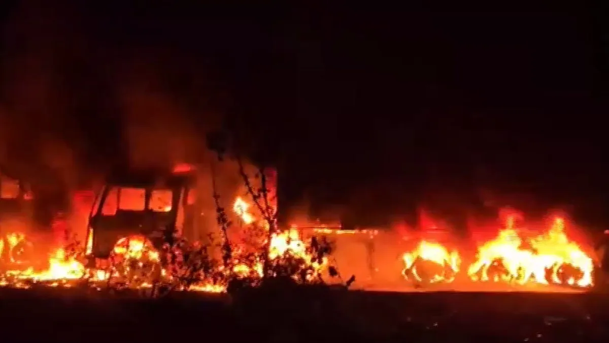 dumka truck trailer fire- India TV Hindi