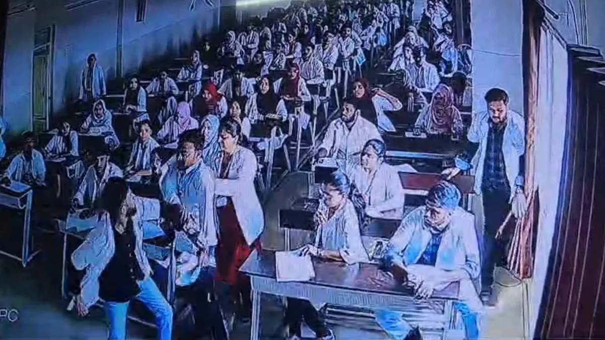 karnataka Kalaburagi exam cheating viral video- India TV Hindi