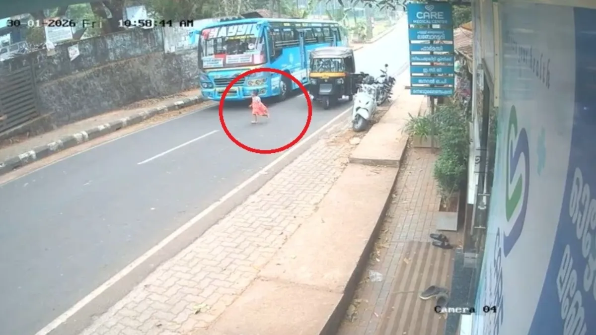 बस के सामने दौड़ी तीन साल की बच्ची- India TV Hindi