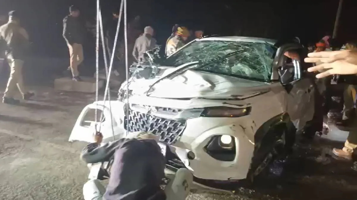 हादसे की शिकार हुई कार- India TV Hindi