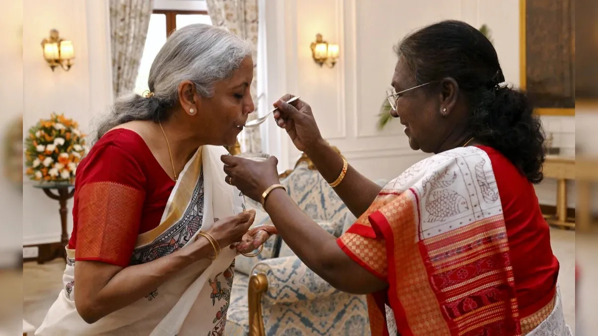 राष्ट्रपति द्रौपदी मुर्मू के साथ वित्त मंत्री निर्मला सीतारमण - India TV Paisa