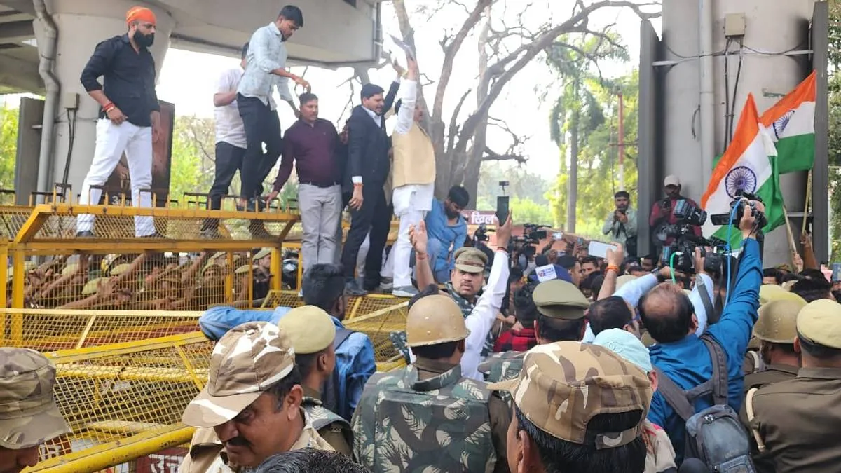 UGC के नए नियम के खिलाफ प्रदर्शन- India TV Hindi