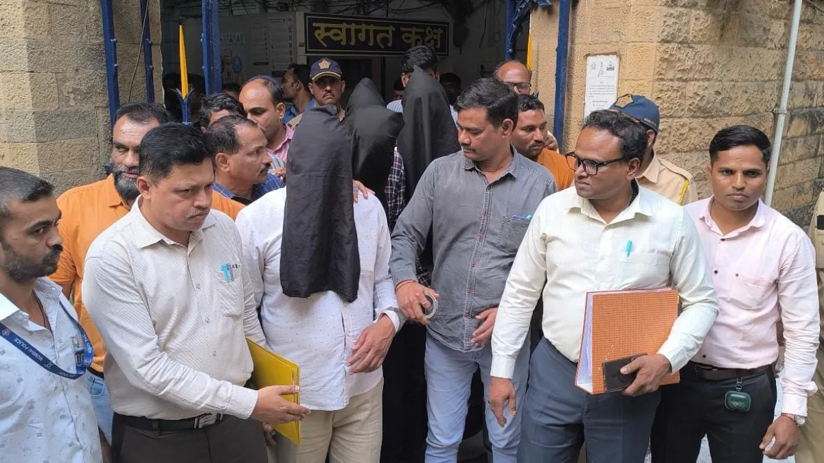 काले नकाब में खड़ा आरोपी आसाराम फासले- India TV Hindi