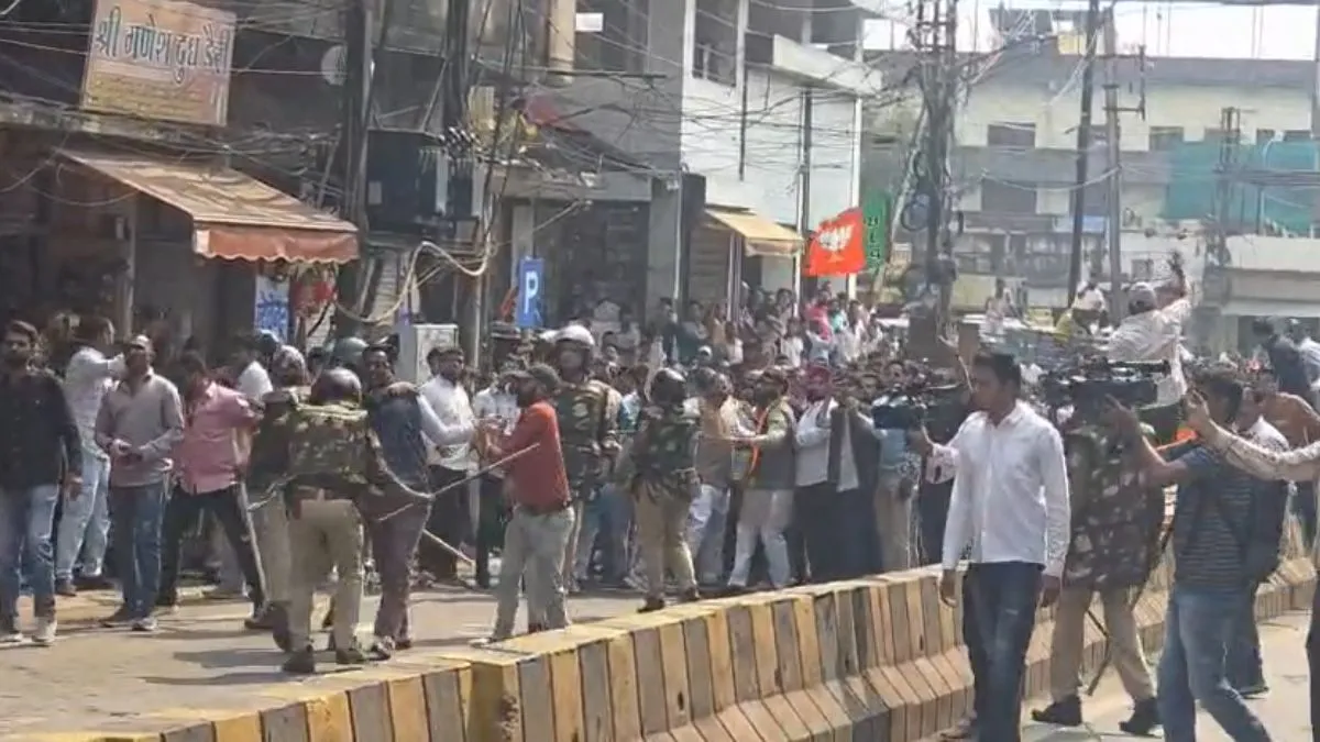 शर्टलेस प्रदर्शन को लेकर बीजेपी और कांग्रेस कार्यकर्ताओं में हुआ पथराव। - India TV Hindi