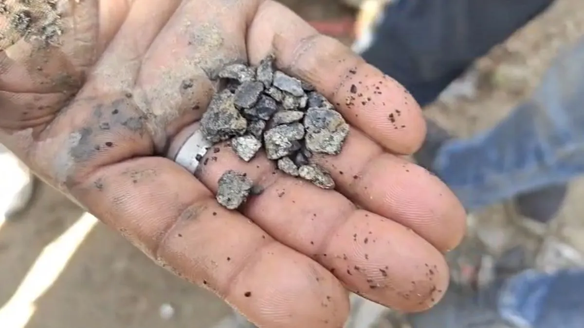 बोरिंग की खुदाई में निकली चांदी जैसी चीज। - India TV Hindi