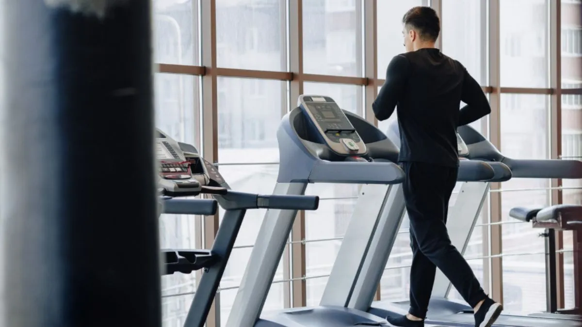 वजन घटाने के लिए ट्रेडमिल पर इस तरह करें वॉक- India TV Hindi